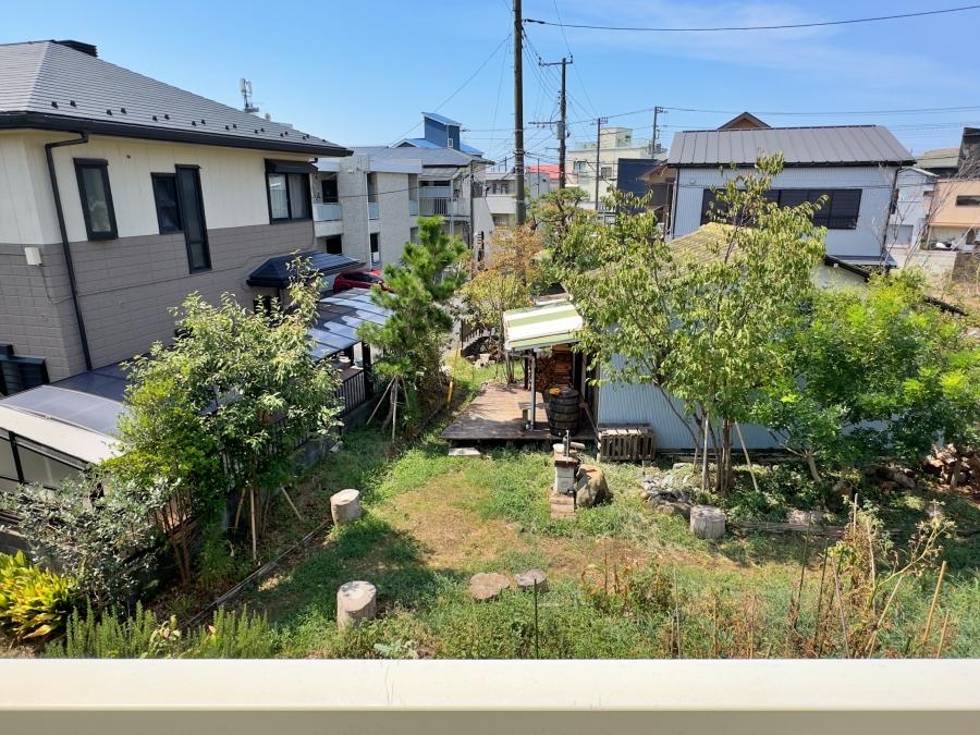 藤沢市辻堂元町三丁目の賃貸物件/2階からの眺望｜手前は畑、奥に見える平屋は共有で利用できるコモンスペース