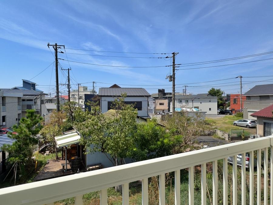 藤沢市辻堂元町三丁目の賃貸物件/2階洋室その1からの眺望｜下には畑と平屋。空が広い