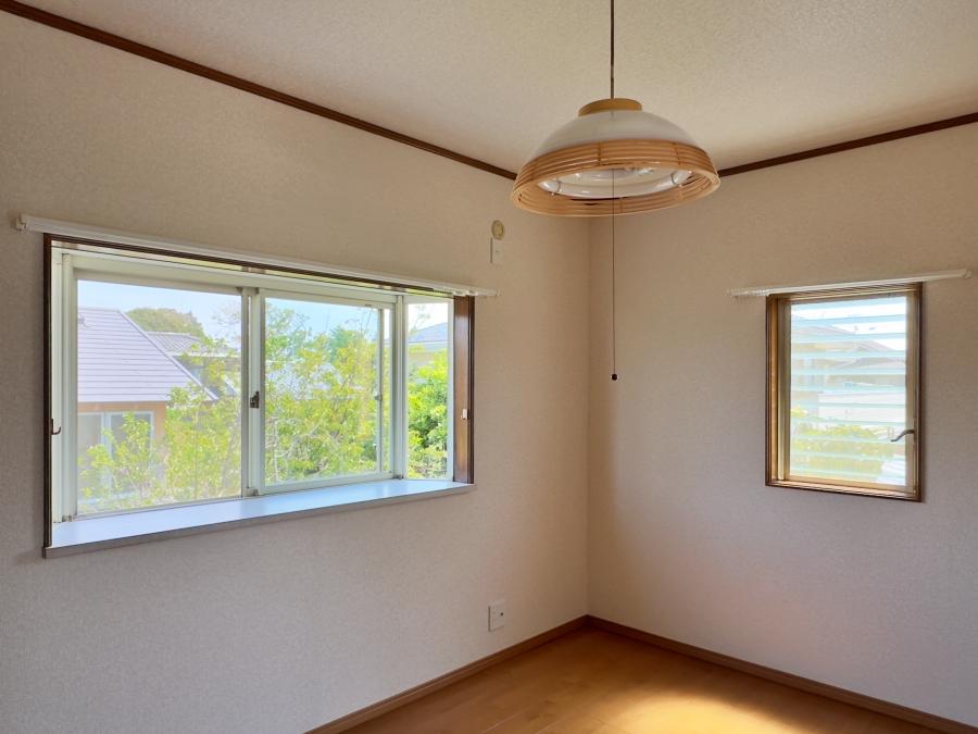 藤沢市辻堂元町三丁目の賃貸物件/2階洋室その2｜こちらも窓に緑が見えます