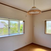 藤沢市辻堂元町三丁目の賃貸物件/2階洋室その2｜こちらも窓に緑が見えます