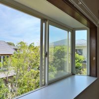 藤沢市辻堂元町三丁目の賃貸物件/2階洋室その2からの眺望｜第一期の樹々が目線の高さに