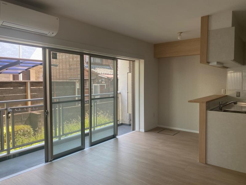 鎌倉市小町二丁目の賃貸物件/木造家屋は斜め向かいにある為、室内からは一部分見えます。