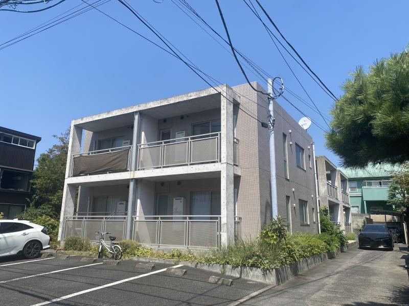 鎌倉市小町二丁目の賃貸物件/外観│当区画は駐車場側に面した区画ではありません。右奥1階の区画です。