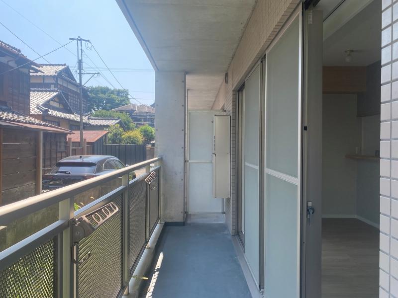 鎌倉市小町二丁目の賃貸物件/バルコニー南東側│趣のある木造住宅が見えます。