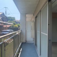 鎌倉市小町二丁目の賃貸物件/バルコニー南東側│趣のある木造住宅が見えます。