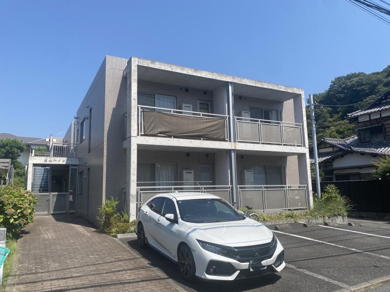 鎌倉市小町二丁目の賃貸物件/外観│左奥を進むと玄関です。