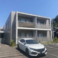 鎌倉市小町二丁目の賃貸物件/外観│左奥を進むと玄関です。