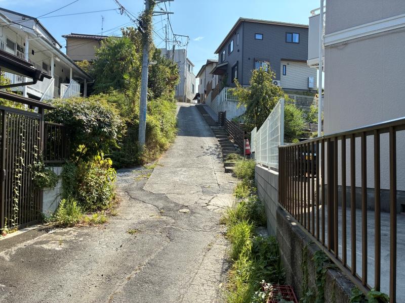 鎌倉市笛田三丁目の賃貸物件/外部｜この坂を上がった先に物件があります。