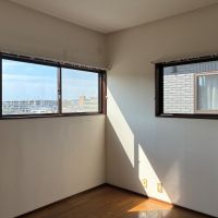 鎌倉市笛田三丁目の賃貸物件/2階 洋室2｜西側の窓からは遠くまで空が見えます。