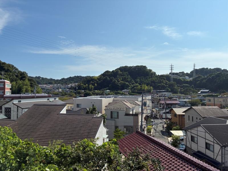 鎌倉市笛田三丁目の賃貸物件/2階からの眺望｜笛田の住宅街を見下ろす位置にあります。