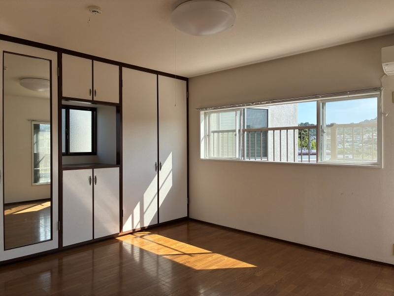 鎌倉市笛田三丁目の賃貸物件/2階 洋室1｜壁一面の収納があります。