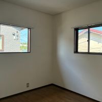 鎌倉市笛田三丁目の賃貸物件/2階 洋室3｜北向きで隣家も接していますが、窓が2面あるので明るいです。