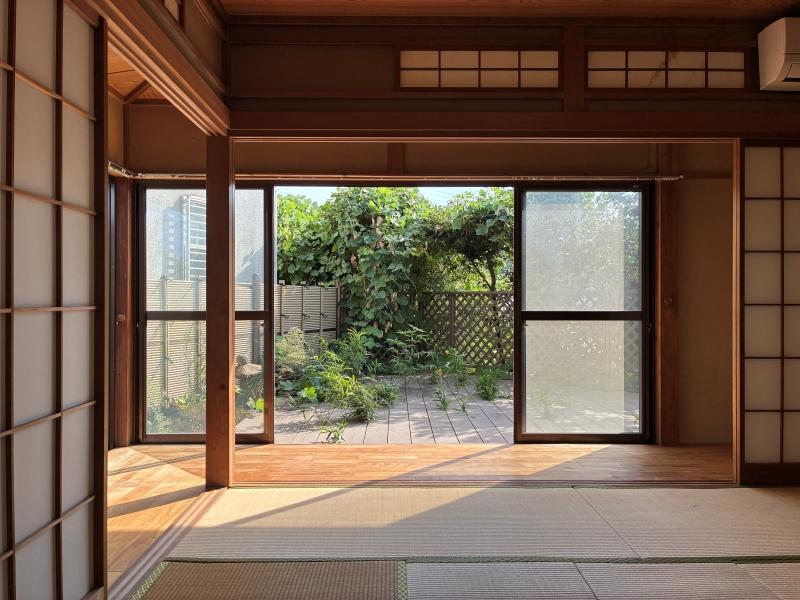 鎌倉市笛田三丁目の賃貸物件/1階 和室｜障子、窓ガラスを開け放つとだいぶ広く感じます。