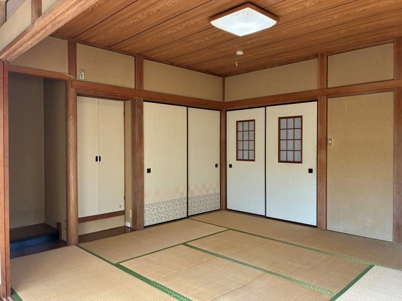 鎌倉市笛田三丁目の賃貸物件/1階 和室｜日に焼けた左官壁の色合いも、いい感じです。