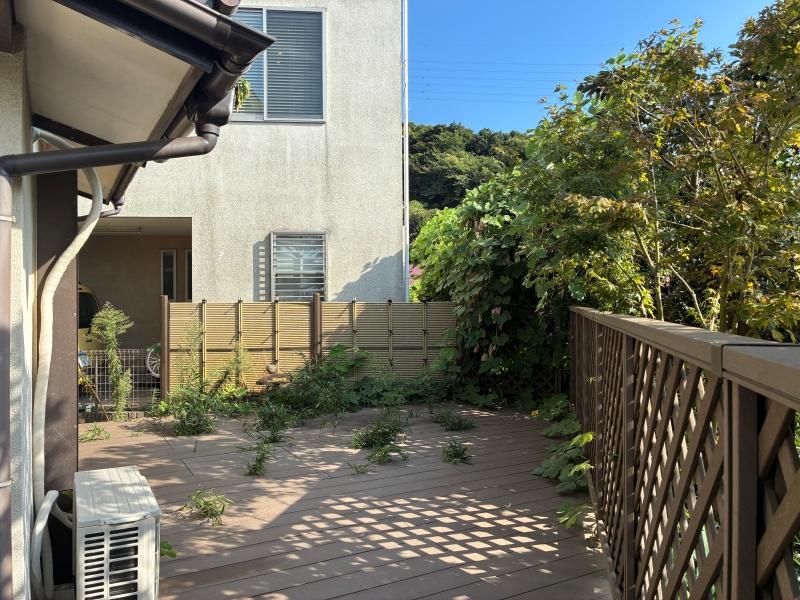 鎌倉市笛田三丁目の賃貸物件/ウッドデッキ｜今は草が生えていますが、今後剪定予定です。