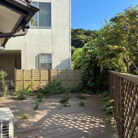 鎌倉市笛田三丁目の賃貸物件/ウッドデッキ｜今は草が生えていますが、今後剪定予定です。