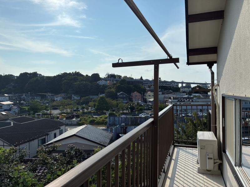 鎌倉市笛田三丁目の賃貸物件/ベランダ｜湘南モノレールの走る姿が見えます。