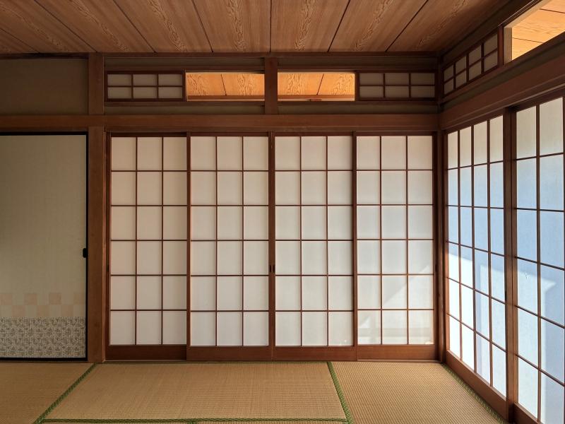 鎌倉市笛田三丁目の賃貸物件/1階 和室｜欄間障子を開けると見える、広縁の天井。室内の天井と通りがきれいに揃っています。