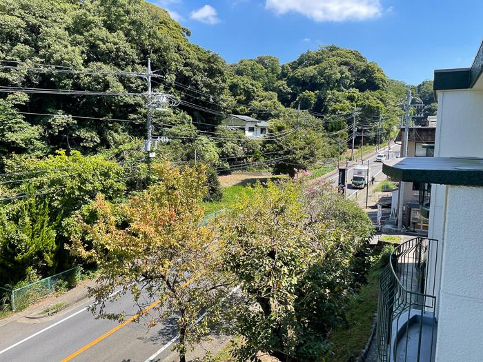 鎌倉市常盤の売買物件/北側バルコニーからの眺め。夜は真っ暗です！