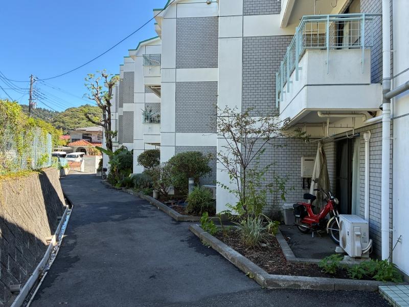 葉山町一色の賃貸物件/外部｜ちょっとしたスペースにバイクが置いてあったり。住む人の生活が垣間見えるのがいいですね。