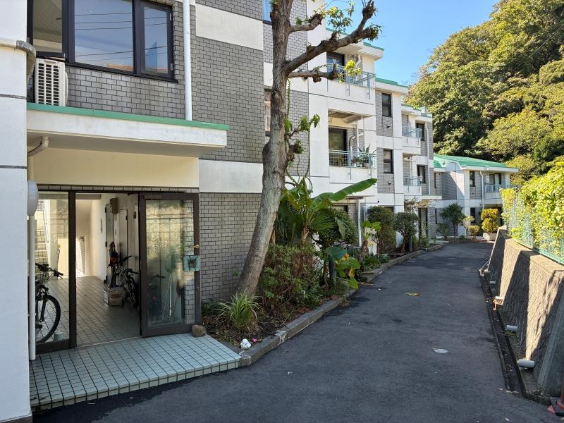 葉山町一色の賃貸物件/外部｜雁行型ゆえ生まれる外のスペースには木や植栽が。