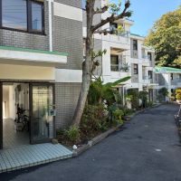 葉山町一色の賃貸物件/外部｜雁行型ゆえ生まれる外のスペースには木や植栽が。