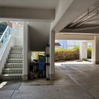 葉山町一色の賃貸物件/駐車場｜車高は2m以下ですが、屋根付きなのが嬉しい。横の階段を上がると部屋にたどり着きます。