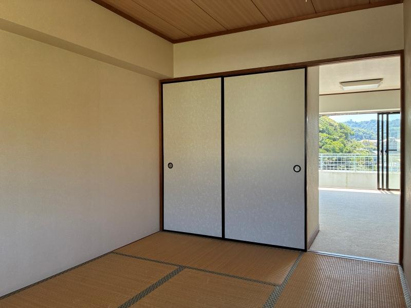 葉山町一色の賃貸物件/和室｜リビングを通して山の景色が見えます。