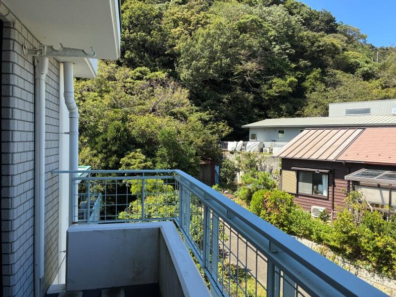 葉山町一色の賃貸物件/南側バルコニー｜こちらも山の緑がドカッと見えます。