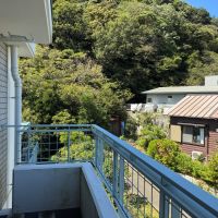 葉山町一色の賃貸物件/南側バルコニー｜こちらも山の緑がドカッと見えます。