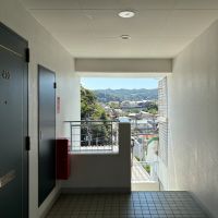 葉山町一色の賃貸物件/外部｜玄関から外に出た時の見える景色。