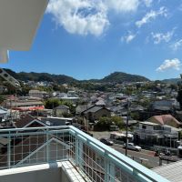 葉山町一色の賃貸物件/眺望｜下に見えるのが逗子駅方面のバス停です。