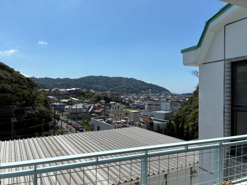 葉山町一色の賃貸物件/眺望｜右手奥の方に海があります。直接は見えませんが、十分に気配は感じられます。