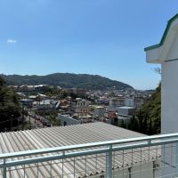 葉山町一色の賃貸物件/眺望｜右手奥の方に海があります。直接は見えませんが、十分に気配は感じられます。
