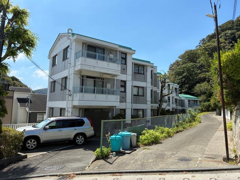 葉山町一色の賃貸物件/外観｜各戸が少しずつずれて配置された面白い見た目。