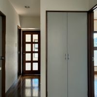 葉山町一色の賃貸物件/玄関｜左奥の光が差すドアを開けるとリビングです。