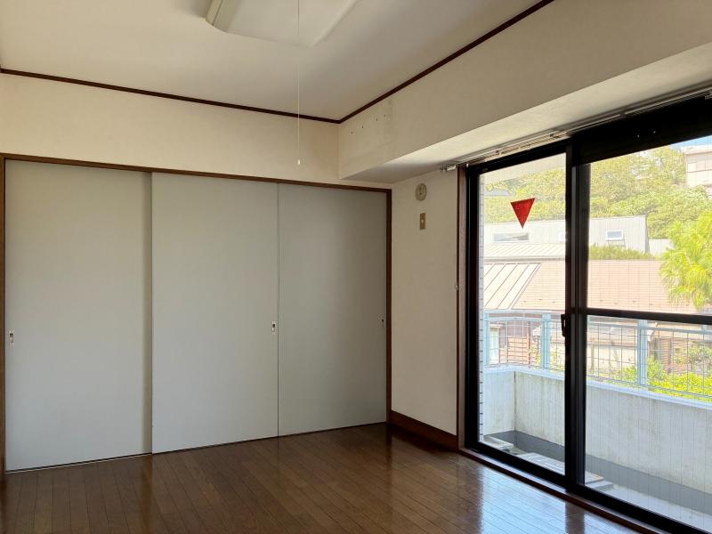 葉山町一色の賃貸物件/洋室2｜南側の部屋。奥の壁は一面収納です。