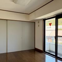 葉山町一色の賃貸物件/洋室2｜南側の部屋。奥の壁は一面収納です。