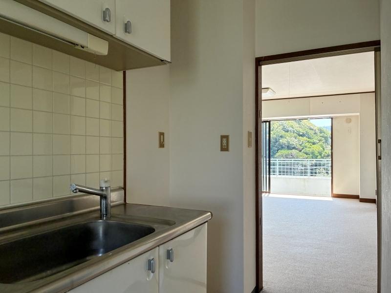 葉山町一色の賃貸物件/キッチン｜ここからもリビングを通して山の緑が見えます。