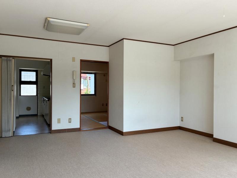 葉山町一色の賃貸物件/リビング｜奥に見えるのが、和室とキッチン。