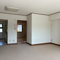 葉山町一色の賃貸物件/リビング｜奥に見えるのが、和室とキッチン。