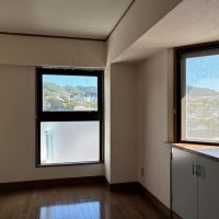 葉山町一色の賃貸物件/洋室1｜2面ある窓からも山の稜線が。