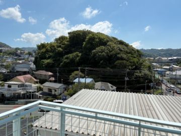 葉山町一色の賃貸物件/くまの背中を見つめる団地