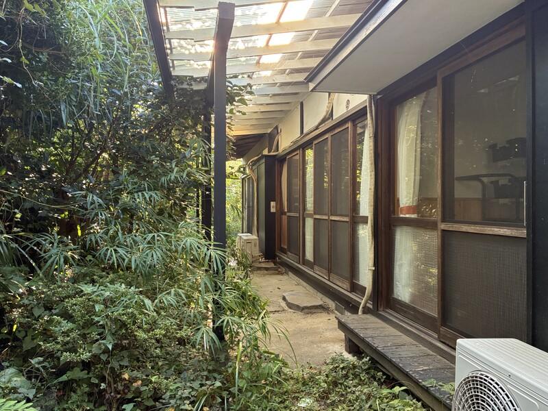 鎌倉市山崎の賃貸物件/縁側。もりもりと元気な雑草たち