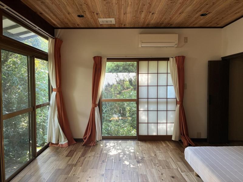 鎌倉市山崎の賃貸物件/1階の8帖の部屋からは、庭の緑を感じます