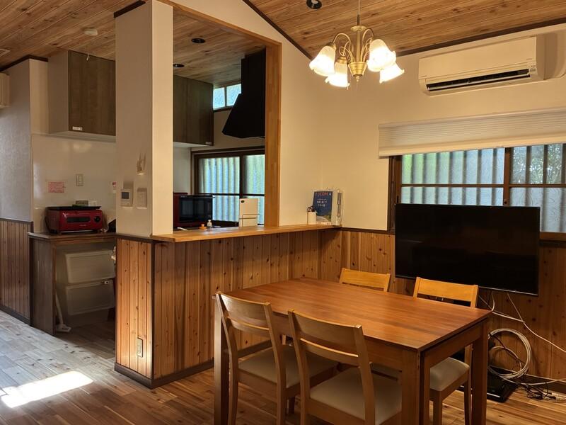 鎌倉市山崎の賃貸物件/DK部分。天井は梁を現しにしたデザインで、解放感もあります