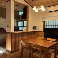 鎌倉市山崎の賃貸物件/DK部分。天井は梁を現しにしたデザインで、解放感もあります