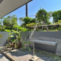 鎌倉市坂ノ下の売買物件/からぼりのプライベートガーデン｜生垣が国道を歩いている人の視線を遮ってくれています