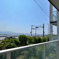鎌倉市坂ノ下の売買物件/2階洋室からの眺望｜目の前には国道134号線と海