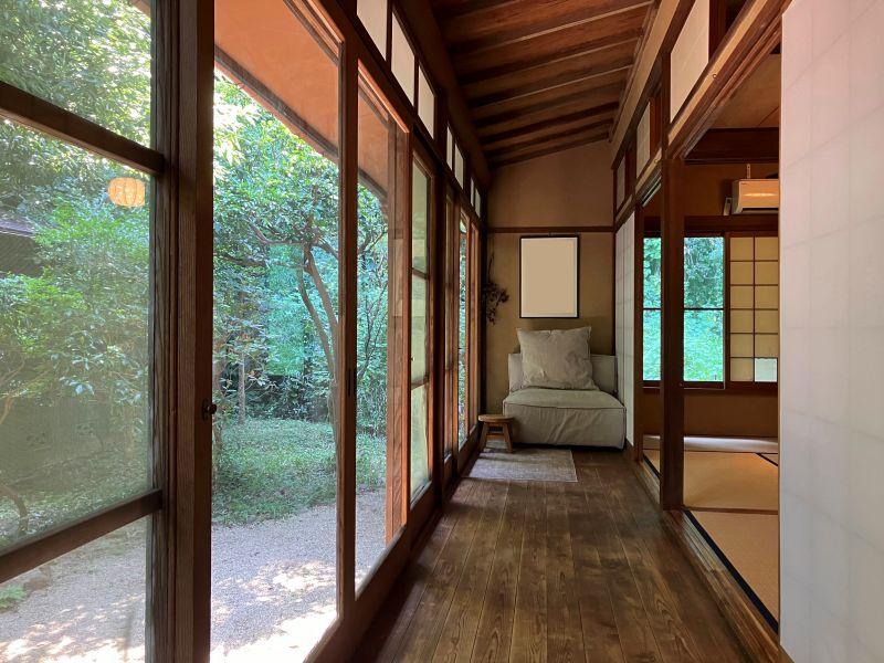 鎌倉市浄明寺四丁目の売買物件/広縁｜昔のままの木製サッシと広縁、玉砂利敷きの庭園の組み合わせが美しい。